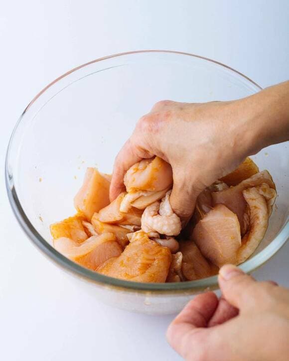 ボウルに入れたお肉をもみこむ様子