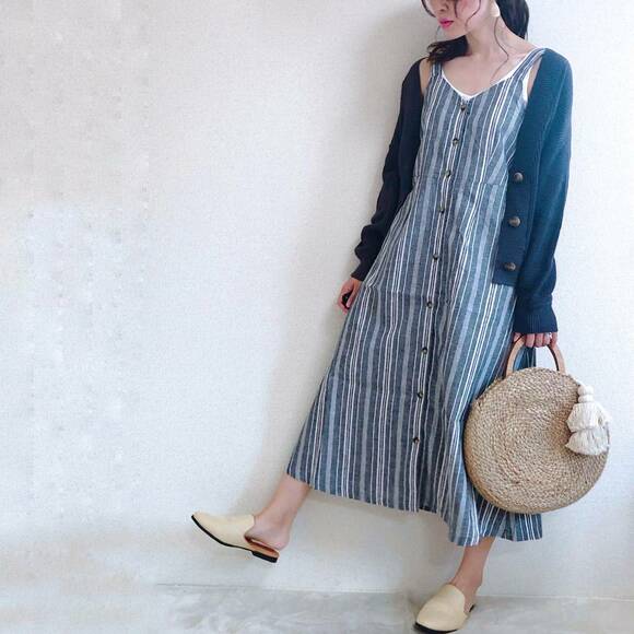 カーディガンをゆるっと羽織ったリラックススタイル