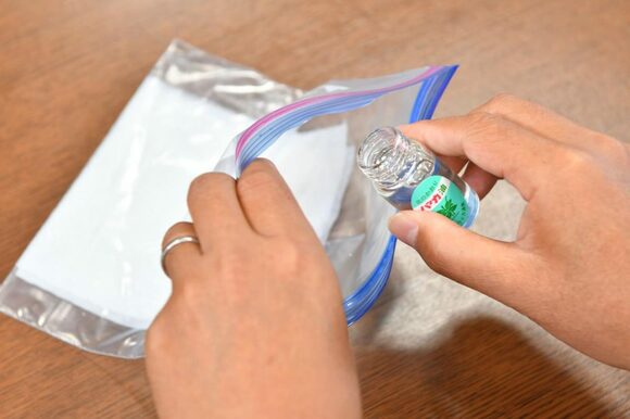 2、3滴ほどハッカ油を入れます。入れすぎると肌への刺激が強いので、慎重に。