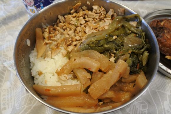 漬物や野菜などさまざまなご飯のおともが!