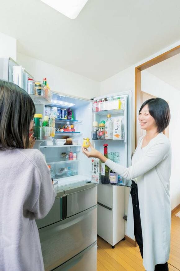 冷蔵庫前に女性二人