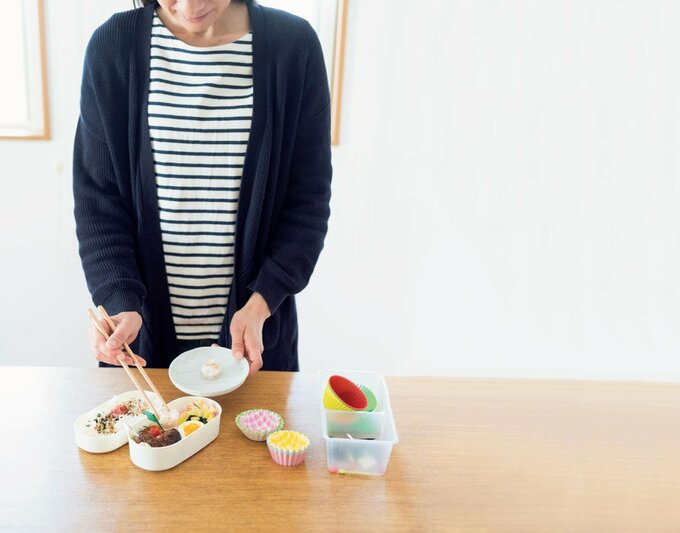 お弁当を盛りつける様子