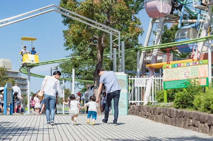 ディズニーに行く家族の後ろ姿