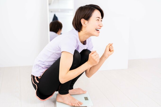 体重計に乗る女性