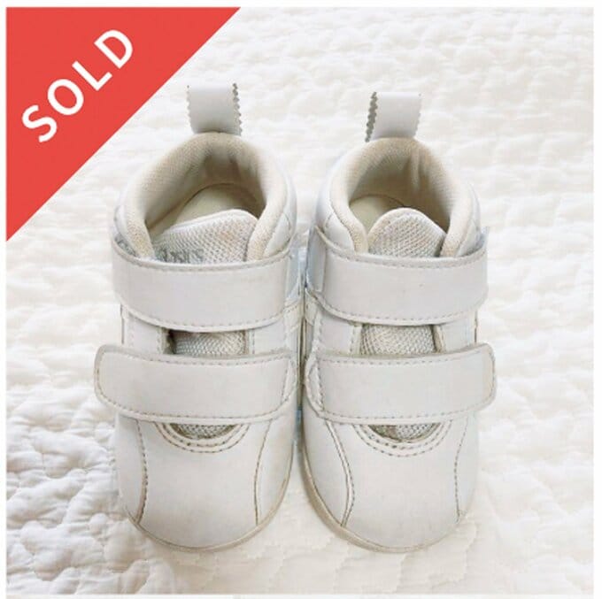 子ども白いくつ