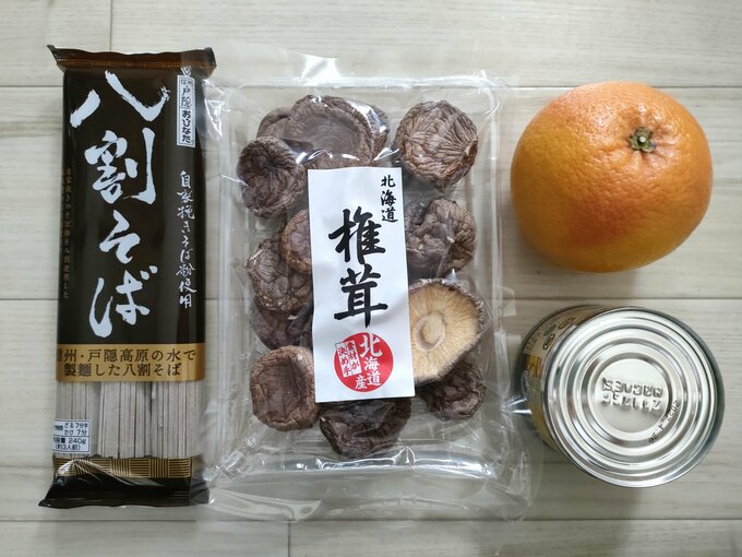 実家からよくもらう乾物、缶詰、果物類など。麺類は年に何度ももらい、ランチで大活躍しています