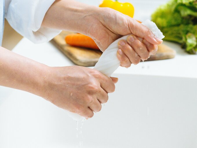 ペーパータオルをしぼる