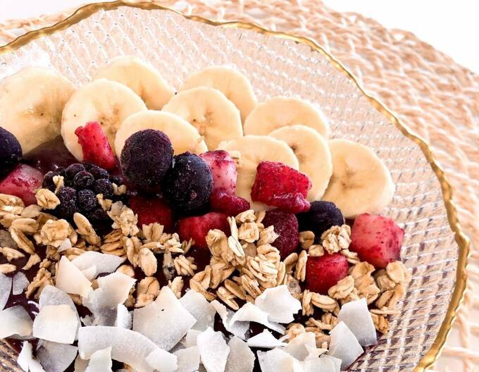 グラノラとバナナとミックスベリー