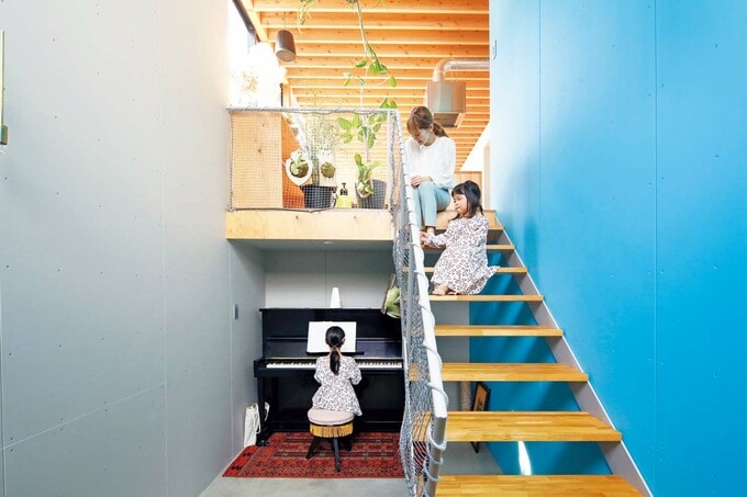 玄関土間の一角にピアノの練習スペースを設置