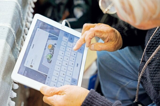 タブレットを操作する人