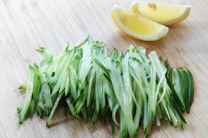 キュウリを切る