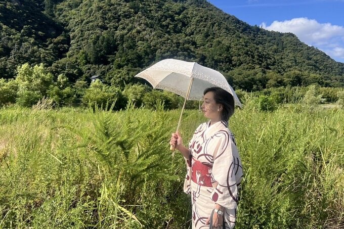 浴衣姿の川上麻衣子さん(59歳)