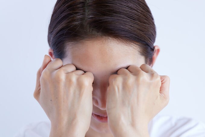 眉をほぐす女性