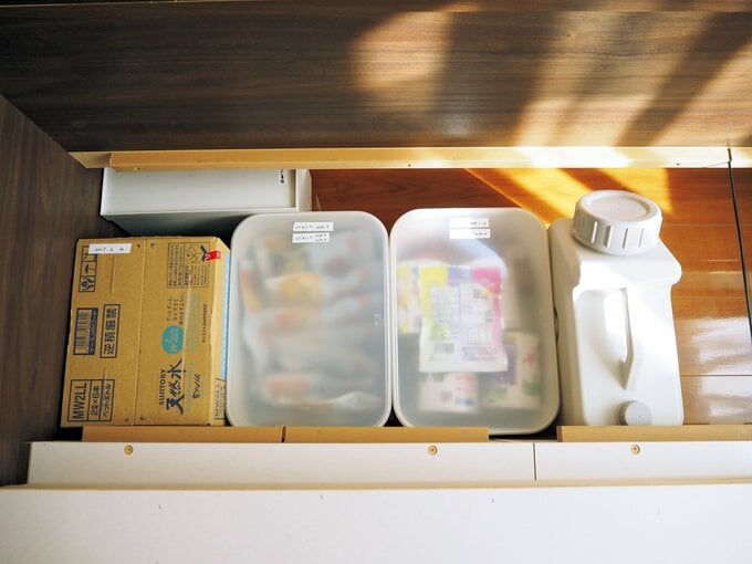 防災グッズが入ったベッド下収納