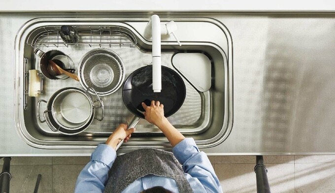 食材くずを水流で排水口へ