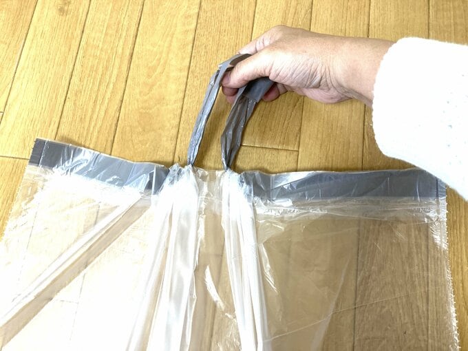 口の中央から紐を引っ張ることができます