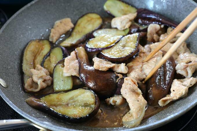 フライパンにナスとお肉