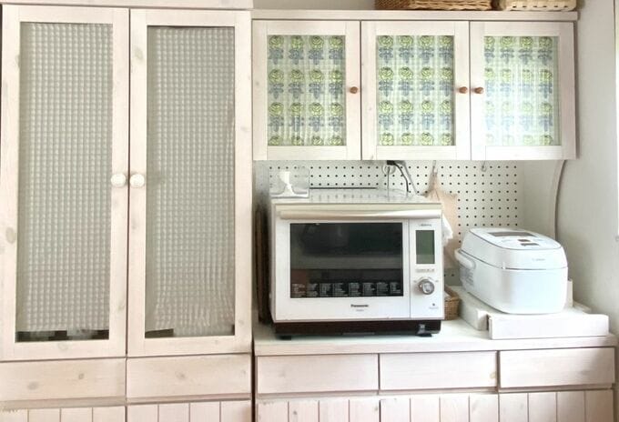 はぎれを貼り換えた食器棚