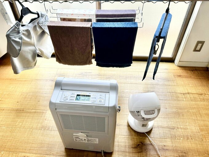 除湿器を使って部屋干しをしている様子