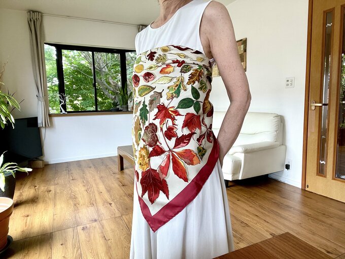 体にスカーフを巻き付ける