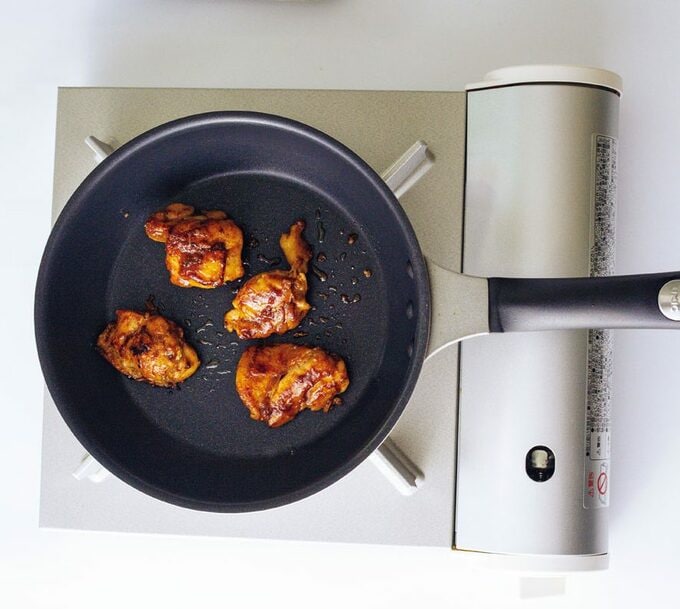 フライパンに鶏肉