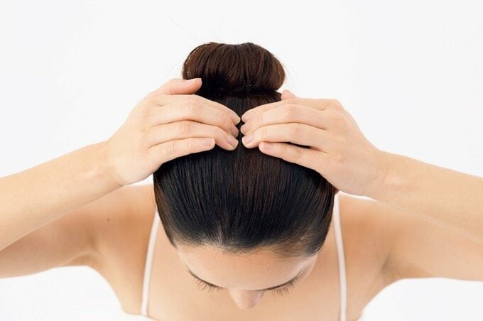 百絵のツボを押す女性