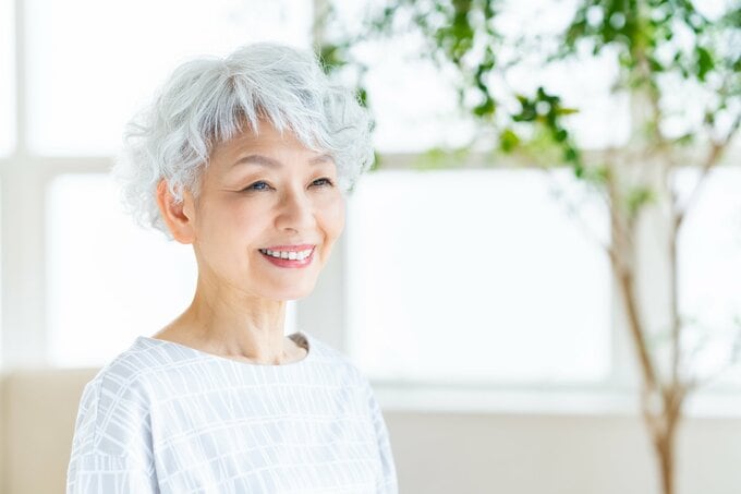 笑顔のシニア女性