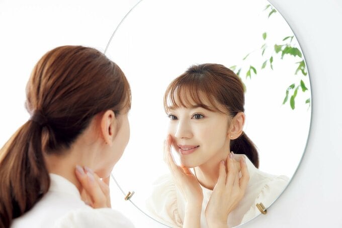 鏡で肌の状態をチェック