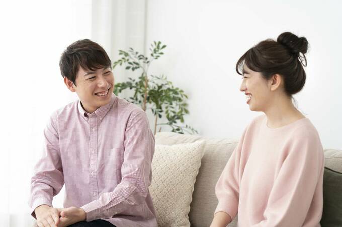 笑い合う夫婦