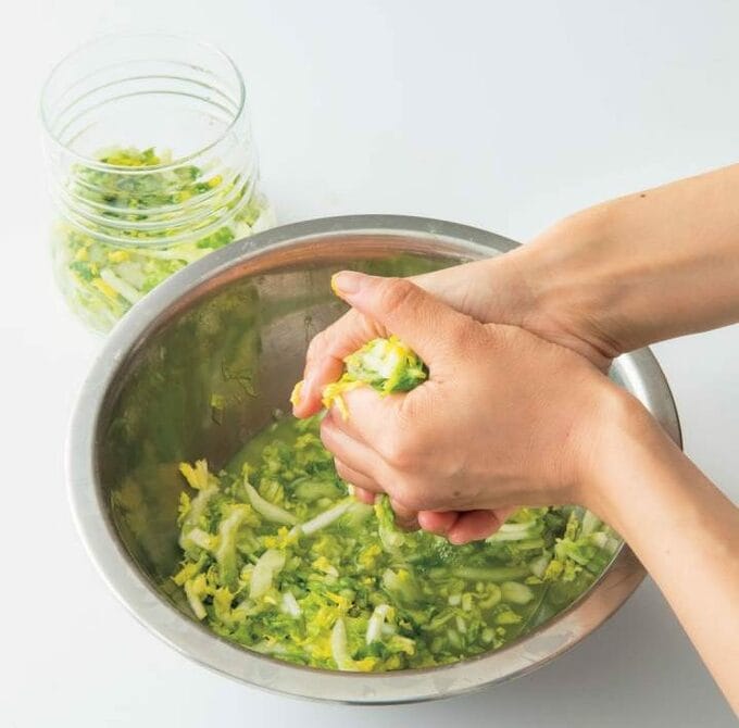 ボウルの白菜の水気を絞る