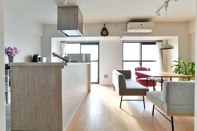 色や素材がシンプルなLDK