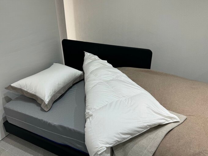 羽毛布団の上に毛布