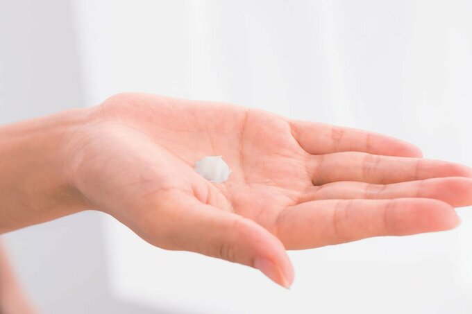 手のひらに乳液（小）