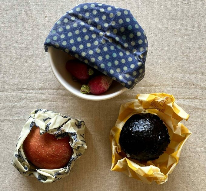 容器にみつろうラップ3つ