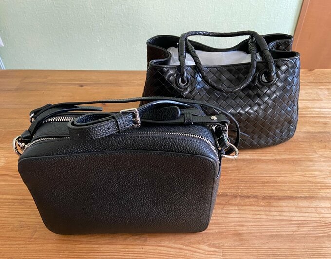 合わせやすい黒バッグ