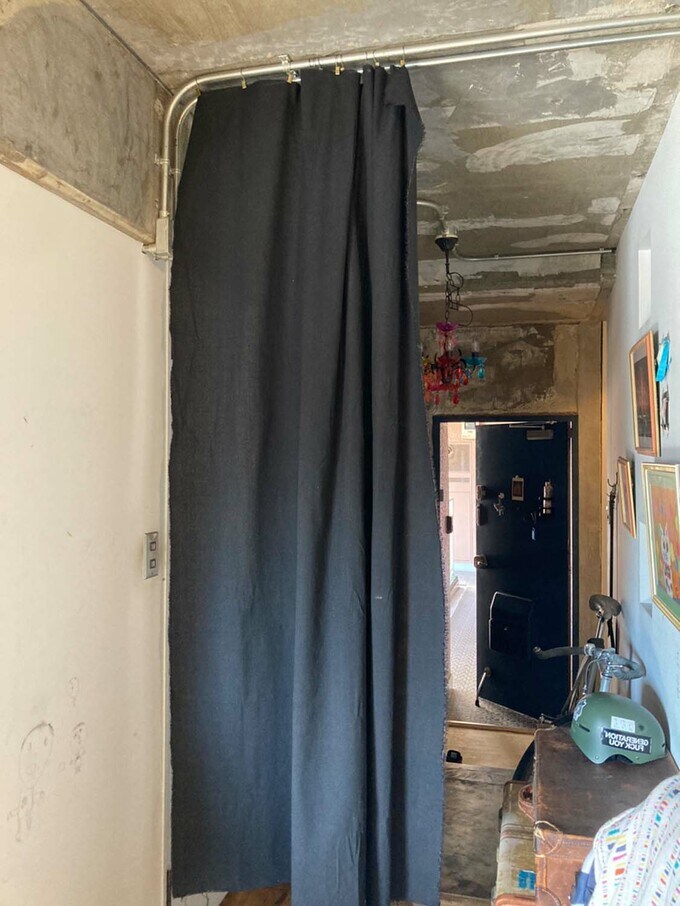 廊下の電線管にカーテン取りつけ