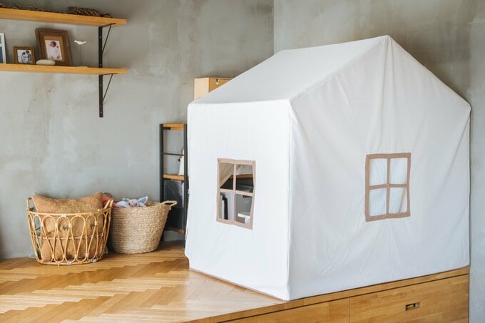 娘さんが選んだという白い家型のテント