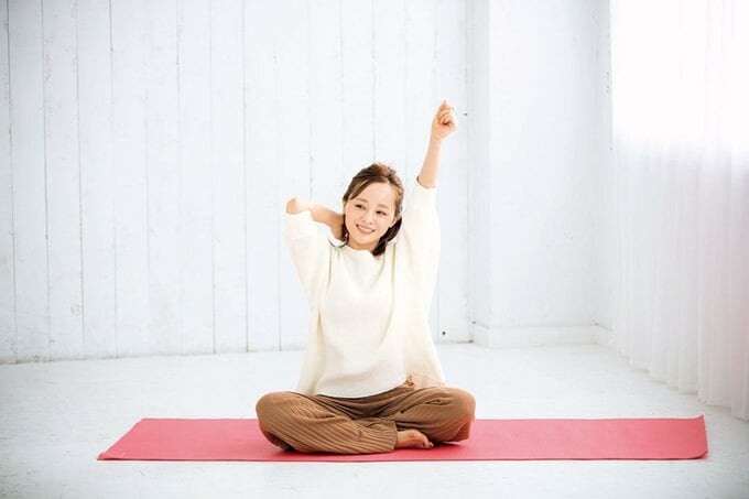 片手あげてストレッチ