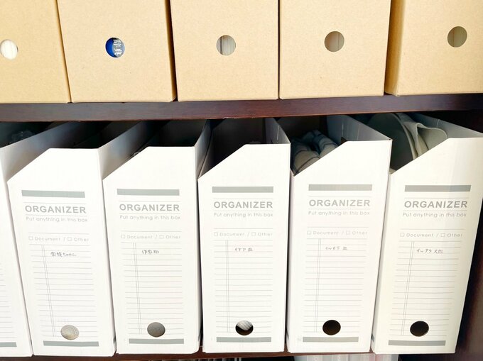 本棚に並ぶ書類ボックス