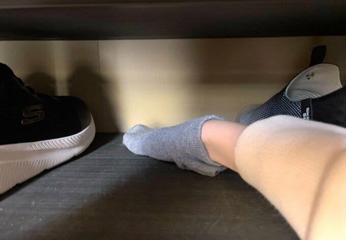 ゲタ箱をふきとる様子