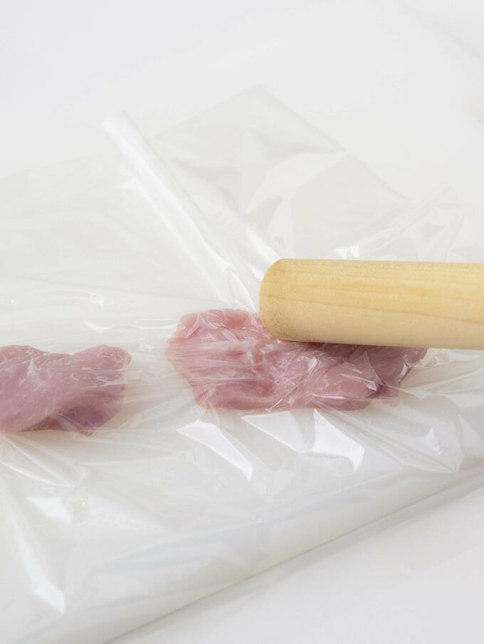 肉をめん棒でたたく