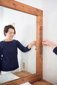 ネックレスは鏡の横に引っかけてスタンバイ