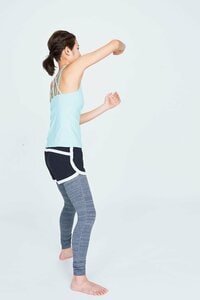 伸ばした腕を肩甲骨を使って引いていく