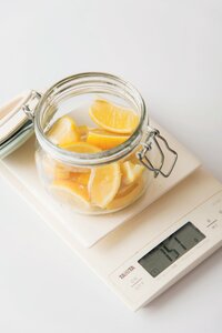 レモンの重さをはかる