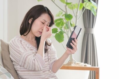 スマホで目が疲れたら「痛気持ちいい」簡単ツボ押し。老眼を予防する生活習慣も