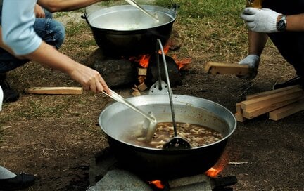 採れたてのサトイモは絶品。外でみんなで食べる「芋炊き」で最高の秋の始まりに