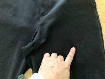 洗濯後の衣類につく「白いカス」はどうすればいい？「防ぎ方」とついてしまったときの「落とし方」