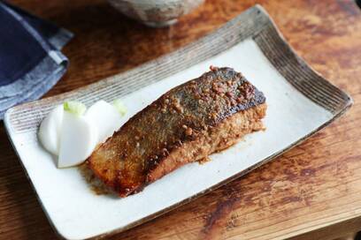 鮭のゴマみそ焼き。下味冷凍で仕込んでおけば焼くだけで完成