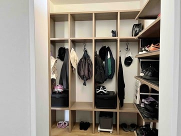 玄関に家族用個人ロッカーを設置。リビングがいつもすっきり＆忘れものなし