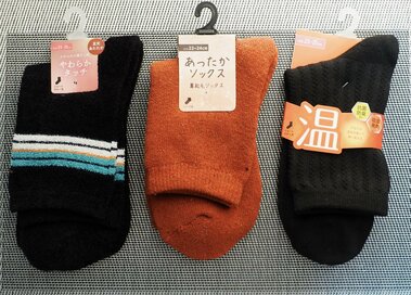 セリアの110円「あったか靴下」3種履き比べ。家用、外出用にぴったりなのは？
